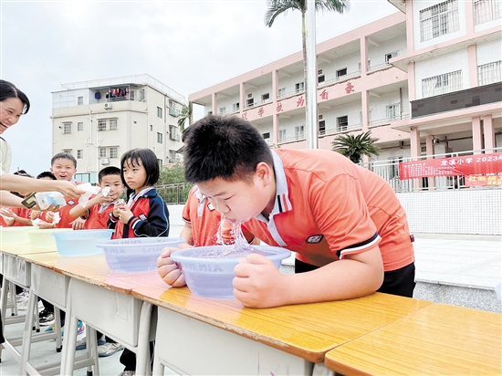 蓬江區(qū)杜阮鎮(zhèn)龍溪小學開展“小水盆”憋氣小實驗。.jpg