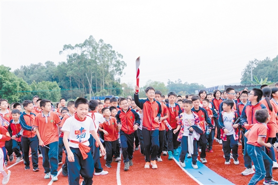 棠下鎮(zhèn)實(shí)驗(yàn)中心小學(xué)新運(yùn)動場迎來首次田徑運(yùn)動會1.jpg